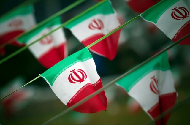 Hackers iranianos têm como alvo infraestrutura crítica americana, alertam agências iran flags