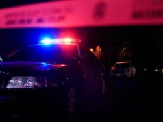 Hackers roubam e vazam documentos confidenciais da polícia de LAPD LAPD officers keep watch as the police investigate two people found dead in Rob Reiner's home on December 14, 2025 in Brentwood, California.