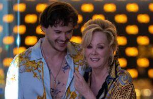 ‘Hacks’: Christopher Briney fala emulando Harry Styles e namorando Jean Smart Hacks