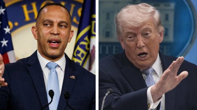 Hakeem Jeffries pede 'exame de bem-estar' de Trump 'desequilibrado' após O presidente Donald Trump faz uma pausa ao terminar de falar sobre a guerra do Irã no Cross Hall da Casa Branca na quarta-feira, 1º de abril de 2026, em Washington