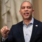 O líder da minoria na Câmara dos EUA, Hakeem Jeffries, falando em uma coletiva de imprensa no Capitólio