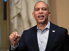 Hakeem Jeffries saiu lutando depois que um repórter infantil perguntou por que os eleitores veem os democratas de forma tão negativa O líder da minoria na Câmara dos EUA, Hakeem Jeffries, falando em uma coletiva de imprensa no Capitólio