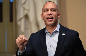 Hakeem Jeffries saiu lutando depois que um repórter infantil perguntou por que os eleitores veem os democratas de forma tão negativa O líder da minoria na Câmara dos EUA, Hakeem Jeffries, falando em uma coletiva de imprensa no Capitólio