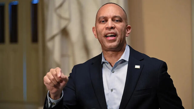 O líder da minoria na Câmara dos EUA, Hakeem Jeffries, falando em uma coletiva de imprensa no Capitólio