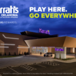Exterior do cassino Harrah's Oklahoma em Chandler à noite com sinalização iluminada, marca Caesars Rewards, arquitetura moderna e promoção de localização da Rota 66