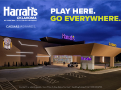 Harrah’s Oklahoma abre enquanto Caesars entra no estado com novo cassino Exterior do cassino Harrah's Oklahoma em Chandler à noite com sinalização iluminada, marca Caesars Rewards, arquitetura moderna e promoção de localização da Rota 66