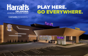 Harrah’s Oklahoma abre enquanto Caesars entra no estado com novo cassino Exterior do cassino Harrah's Oklahoma em Chandler à noite com sinalização iluminada, marca Caesars Rewards, arquitetura moderna e promoção de localização da Rota 66