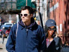 Harry Styles e Zoe Kravitz ‘estão NOIVADOS’ após um romance turbulento de oito meses Harry Styles, 32, e Zoe Kravitz, 37, estão noivos após oito meses de namoro; Os dois vistos em março na cidade de Nova York