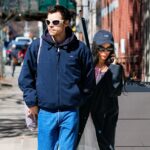 Harry Styles e sua namorada Zoe Kravitz não estariam hospedados juntos na mesma acomodação durante sua visita ao Reino Unido esta semana (vista em Nova York em março)