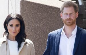 Harry e Meghan pousam em Melbourne para uma turnê turbulenta pela Austrália O Príncipe Harry, Duque de Sussex e Meghan, Duquesa de Sussex se encontram e cumprimentam o público na Ópera de Sydney em 16 de outubro de 2018 em Sydney, Austrália.