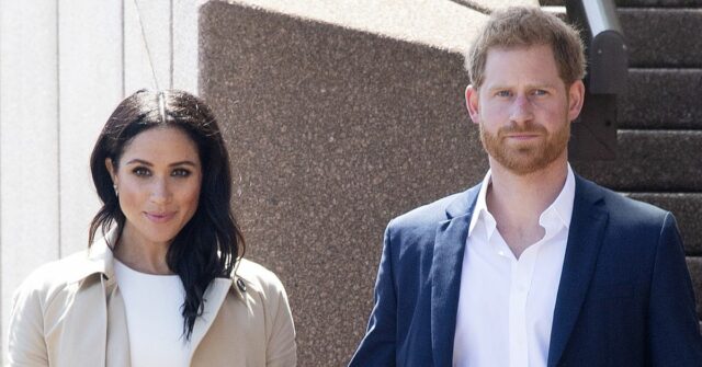 Harry e Meghan pousam em Melbourne para uma turnê turbulenta O Príncipe Harry, Duque de Sussex e Meghan, Duquesa de Sussex se encontram e cumprimentam o público na Ópera de Sydney em 16 de outubro de 2018 em Sydney, Austrália.