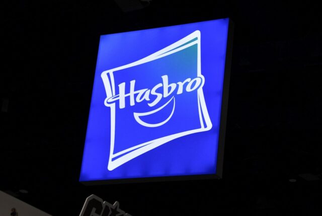Hasbro diz que foi hackeado e pode levar ‘várias semanas’ A Hasbro logo is seen during Comic-Con International in San Diego, California, on July 26, 2025.