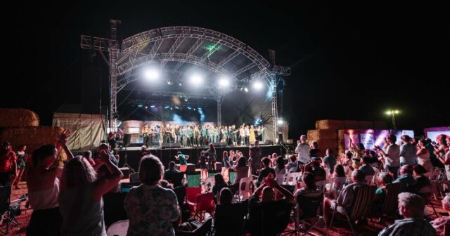 Hay hay, o jamboree de música country desta cidade está de volta - com algumas mudanças
