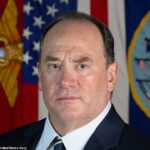 John C. Phelan, chefe da Marinha dos EUA, renunciou ao cargo na tarde de quarta-feira