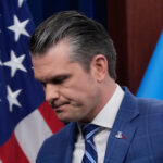 Uma ponte atingida por ataques aéreos dos EUA na quinta-feira é vista na cidade de Karaj, a oeste de Teerã, Irã, sexta-feira, 3 de abril de 2026. (AP Photo/Vahid Salemi)