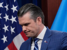 Hegseth é pego em mais uma mentira ao não conseguir girar a guerra no Irã Uma ponte atingida por ataques aéreos dos EUA na quinta-feira é vista na cidade de Karaj, a oeste de Teerã, Irã, sexta-feira, 3 de abril de 2026. (AP Photo/Vahid Salemi)