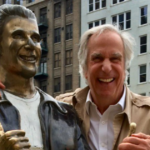 Henry Winkler faz uma crítica hilariante à estátua de The Fonz em Wisconsin