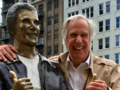 Henry Winkler faz uma crítica hilariante à estátua de The Fonz em Wisconsin Henry Winkler faz uma crítica hilariante à estátua de The Fonz em Wisconsin