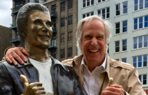 Henry Winkler faz uma crítica hilariante à estátua de The Fonz em Wisconsin Henry Winkler faz uma crítica hilariante à estátua de The Fonz em Wisconsin