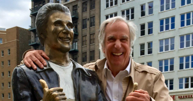 Henry Winkler faz uma crítica hilariante à estátua de The Fonz em Wisconsin
