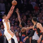 O armador do Atlanta Hawks, CJ McCollum #3, dá um chute sobre o atacante do New York Knicks, Og ​​Anunoby #8, durante o quarto período.