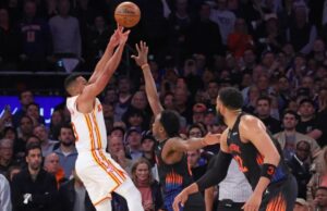 Heróis, zeros da derrota do Knicks no jogo 2 para o Hawks: o último arremesso passivo de Mikal Bridges termina uma noite difícil O armador do Atlanta Hawks, CJ McCollum #3, dá um chute sobre o atacante do New York Knicks, Og Anunoby #8, durante o quarto período.