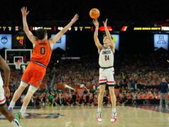 Heróis, zeros da vitória da UConn no Final Four contra Illinois: Braylon Mullins entrega mais uma vez O armador do UConn Huskies, Braylon Mullins (24), chutou a bola contra o atacante do Illinois Fighting Illini, David Mirkovic (0), durante o jogo Final Four.