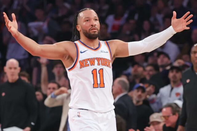 Jalen Brunson, que marcou 28 pontos, reage durante seu primeiro quarto de 19 pontos na vitória dos Knicks por 113-102 no jogo 1 sobre os Hawks em 18 de abril de 2026 no Madison Square Garden.