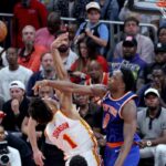 OG Anunoby bloqueia o chute de Jalen Johnson durante o terceiro quarto da vitória dos Knicks por 114-98 no jogo 4 sobre os Hawks em 25 de abril de 2026 em Atlanta.