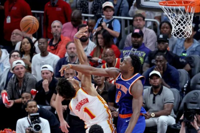 OG Anunoby bloqueia o chute de Jalen Johnson durante o terceiro quarto da vitória dos Knicks por 114-98 no jogo 4 sobre os Hawks em 25 de abril de 2026 em Atlanta.