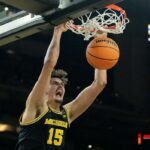 O pivô do Michigan Wolverines, Aday Mara (15), enterrou contra o Arizona Wildcats durante o segundo tempo em uma semifinal da Final Four do torneio masculino da NCAA de 2026 no Lucas Oil Stadium.