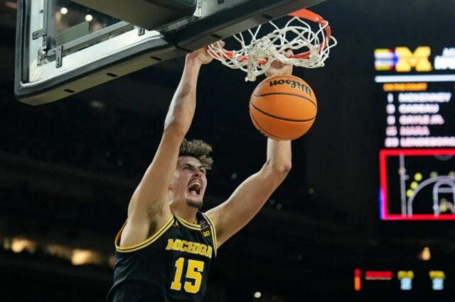 O pivô do Michigan Wolverines, Aday Mara (15), enterrou contra o Arizona Wildcats durante o segundo tempo em uma semifinal da Final Four do torneio masculino da NCAA de 2026 no Lucas Oil Stadium. 