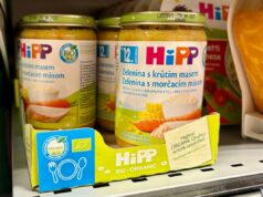 HiPP recolhe potes de comida para bebês na Áustria após teste positivo para veneno de rato Frascos de comida para bebê orgânica HiPP exibidos em uma prateleira.