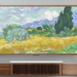 o hisense canvasTV em uma parede com outras obras de arte emolduradas