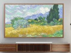 Hisense acaba de lançar o CanvasTV em tamanho de 50 polegadas o hisense canvasTV em uma parede com outras obras de arte emolduradas