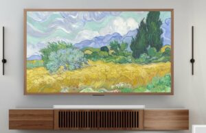 Hisense acaba de lançar o CanvasTV em tamanho de 50 polegadas o hisense canvasTV em uma parede com outras obras de arte emolduradas