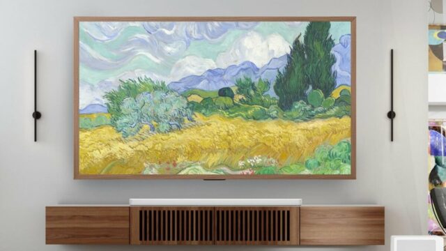 Hisense acaba de lançar o CanvasTV em tamanho de 50 o hisense canvasTV em uma parede com outras obras de arte emolduradas