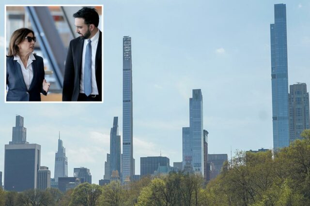 A governadora Kathy Hochul e o prefeito Zohran Kwame Mamdani caminham juntos.