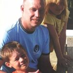 Diretor da Stretford Grammar School Michael Mullins, 56, fotografado com seu filho e filha