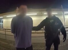 Homem acusado de chutar funcionários de companhia aérea e morder passageiro durante voo Homem acusado de chutar funcionários de companhia aérea e morder passageiro durante voo