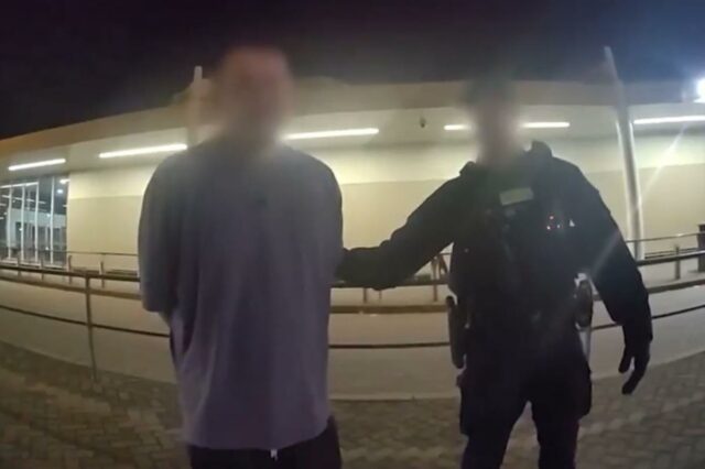 Homem acusado de chutar funcionários de companhia aérea e morder passageiro durante voo
