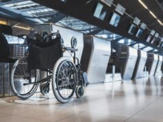 Homem ajuda mãe idosa a voar – por que agente o impede de chocar A wheelchair in an airport.