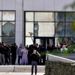 Homem de 89 anos supostamente abre fogo com espingarda na capital grega, ferindo 4