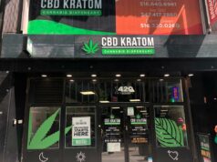 Homem de NJ acaba em reabilitação por causa de bebidas viciantes de kratom nas quais gastou US $ 60 mil: processo Uma foto de uma loja CBD Kratom.