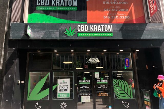 Homem de NJ acaba em reabilitação por causa de bebidas Uma foto de uma loja CBD Kratom.