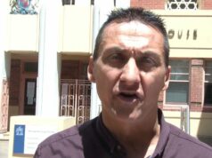 Homem e mulher presos por investigação de Dezi Freeman O acusado de matar policiais, Dezi Freeman, foi encontrado e morto após uma longa e incansável busca.