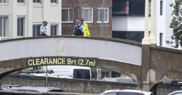 Zayne McMillan foi preso após imitar o ataque terrorista de Bondi na mesma passarela onde o ataque foi realizado.
