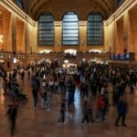 Homem empunhando facão baleado pela polícia na estação Grand Central de Nova York