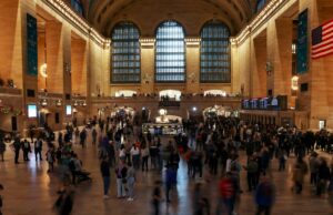 Homem empunhando facão baleado pela polícia na estação Grand Central de Nova York Homem empunhando facão baleado pela polícia na estação Grand Central de Nova York