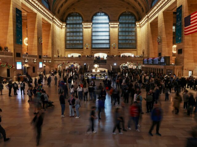Homem empunhando facão baleado pela polícia na estação Grand Central de Nova York
